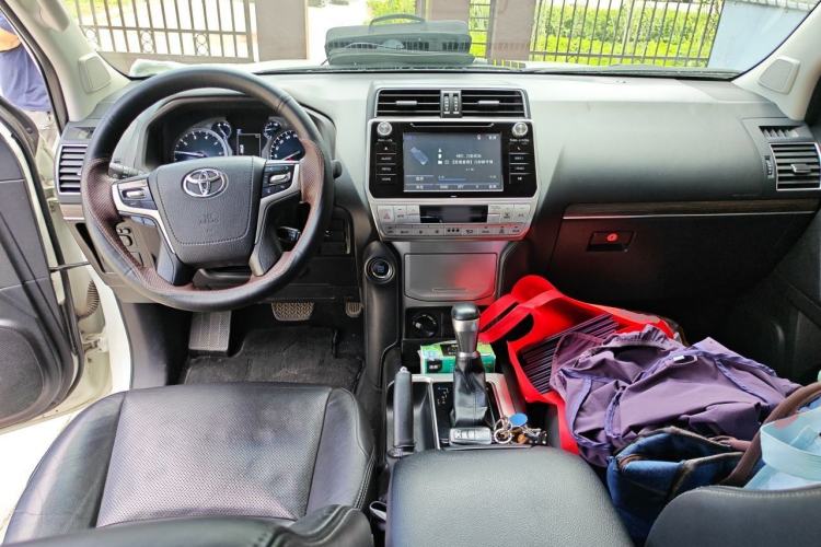 Used Toyota Prado 2018 3.5L Automatic TX-L Center Console