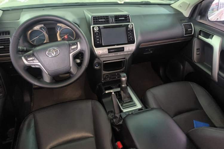 Used Toyota Prado 2018 3.5L Automatic TX-L Center Console