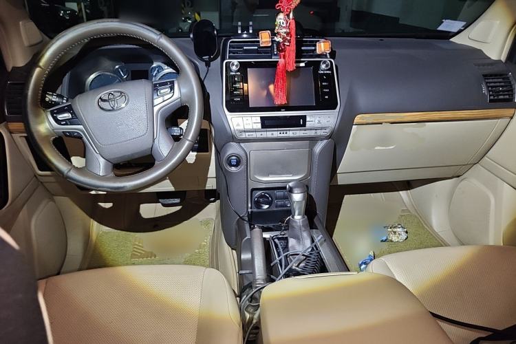 Used Toyota Prado 2018 3.5L Automatic TX-L Center Console