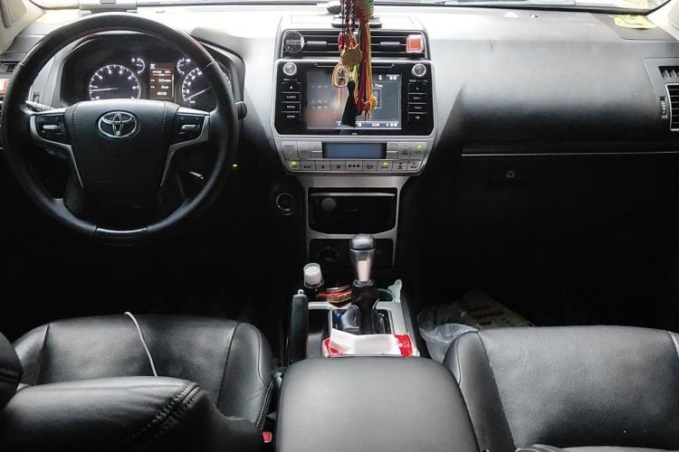 Used Toyota Prado 2018 3.5L Automatic TX-L Center Console