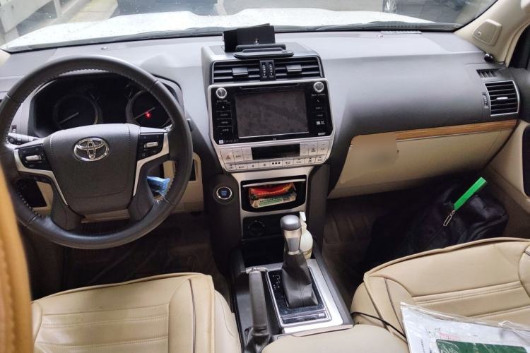 Used Toyota Prado 2018 3.5L Automatic TX-L Center Console