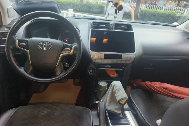 Used Toyota Prado 2018 3.5L Automatic TX-L Center Console