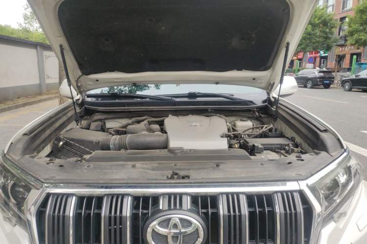 Used Toyota Prado 2018 3.5L Automatic TX-L NAVI with Rear-Mounted Spare Tire Engine Bay