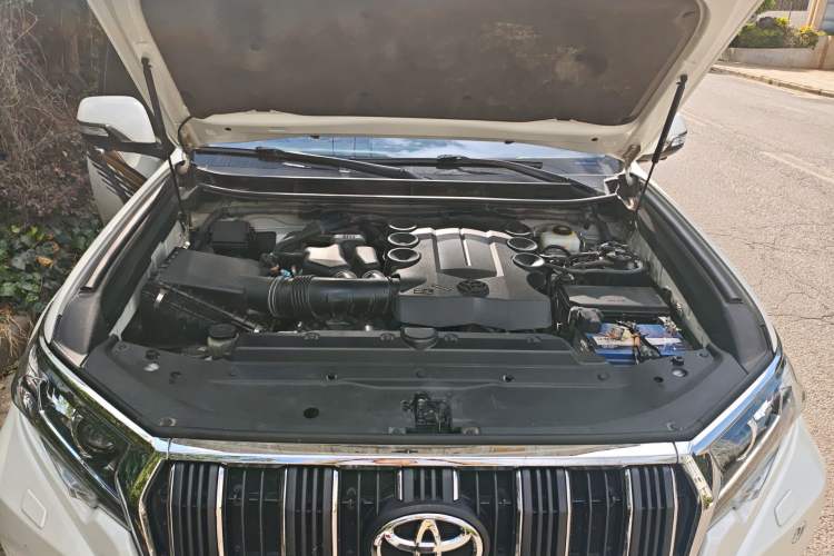 Used Toyota Prado 2018 4.0L VX External Mount Genuine Leather Single Differential Middle East Specification Engine Bay