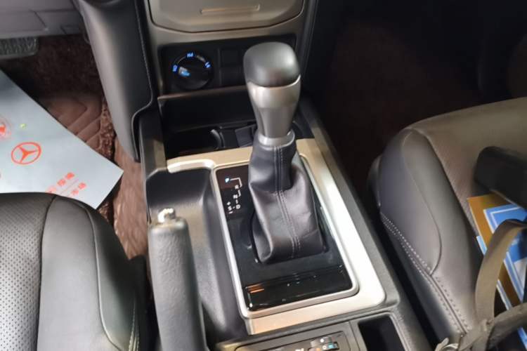 Used Toyota Prado 2018 3.5L Automatic TX-L Gear Lever