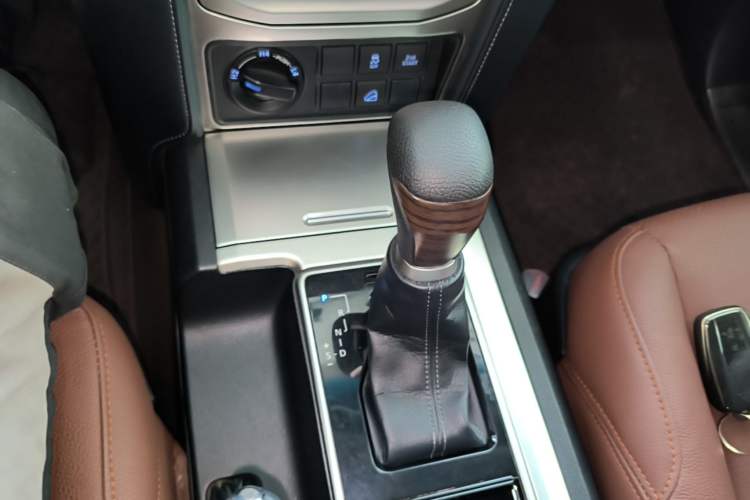 Used Toyota Prado 2018 3.5L Automatic TX-L Gear Lever