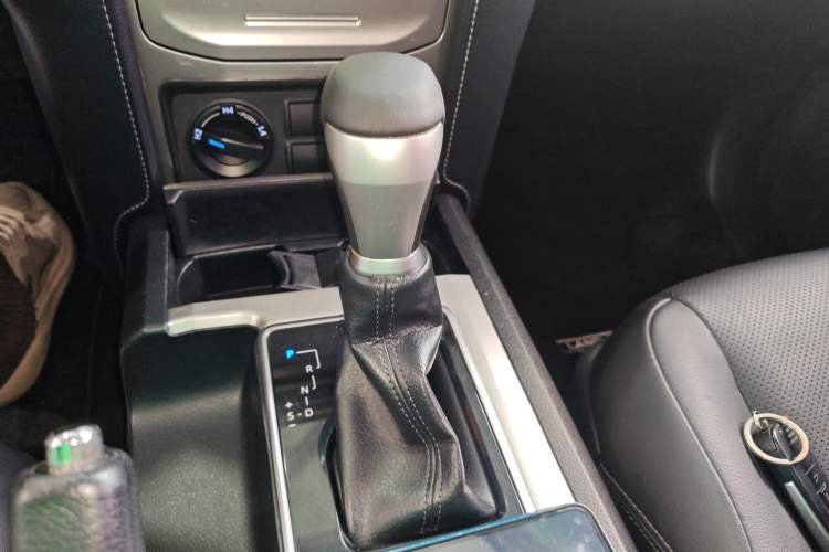 Used Toyota Prado 2018 3.5L Automatic TX-L Gear Lever