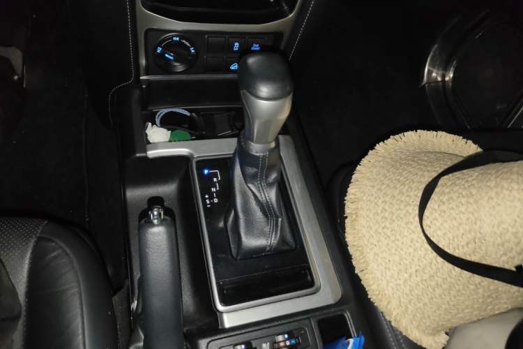 Used Toyota Prado 2018 3.5L Automatic TX-L Gear Lever