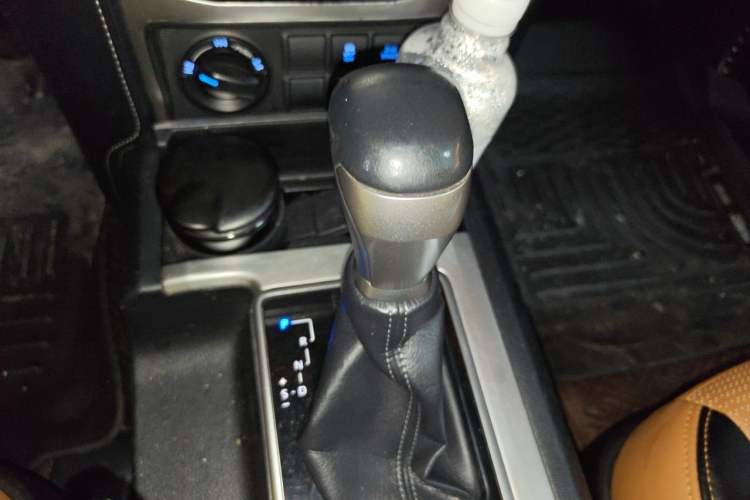 Used Toyota Prado 2018 3.5L Automatic TX-L Gear Lever