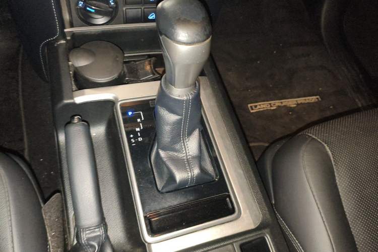 Used Toyota Prado 2018 3.5L Automatic TX-L Gear Lever
