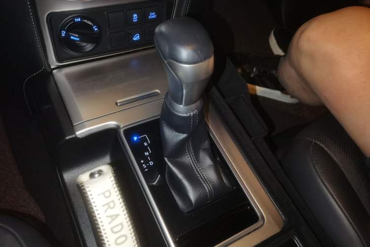 Used Toyota Prado 2018 3.5L Automatic TX-L Gear Lever