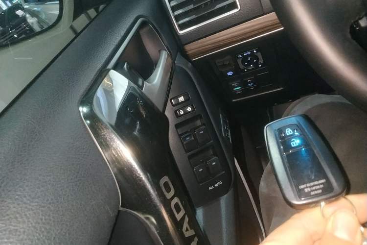 Used Toyota Prado 2018 3.5L Automatic VX NAVI with Rear-Mounted Spare Tire Interior 1