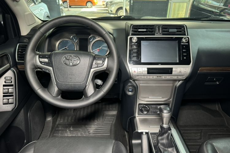 Used Toyota Prado 2018 3.5L Automatic TX-L with Rear-Mounted Spare Tire Interior 10