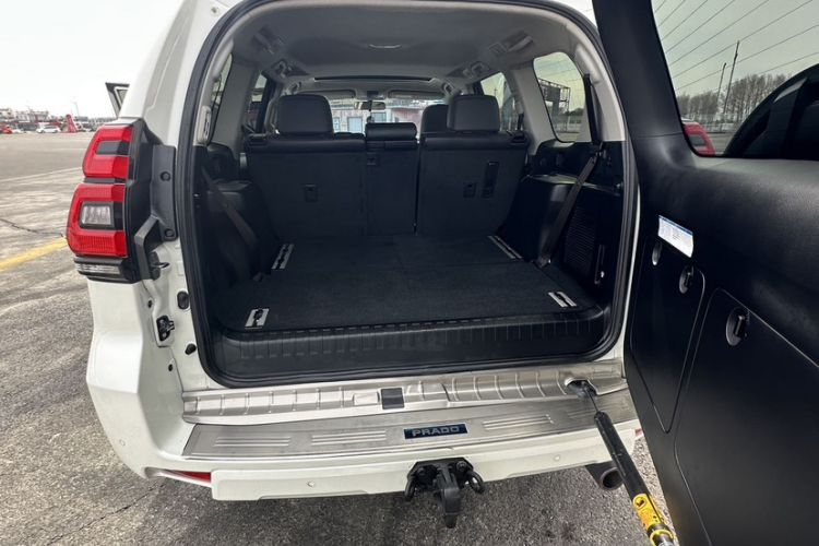 Used Toyota Prado 2018 3.5L Automatic TX-L with Rear-Mounted Spare Tire Interior 4