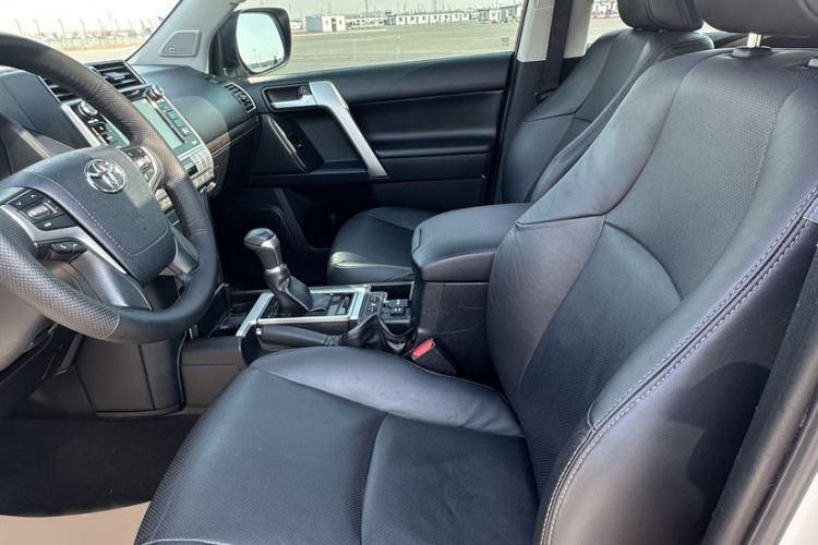 Used Toyota Prado 2018 3.5L Automatic TX-L NAVI with Rear-Mounted Spare Tire Interior 4