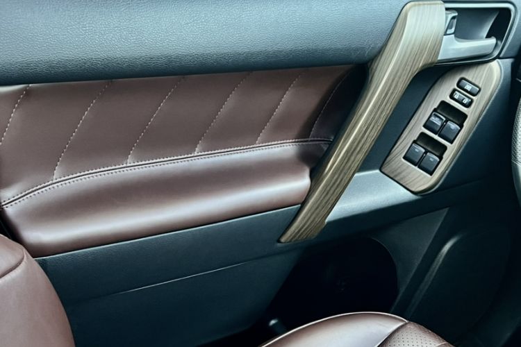 Used Toyota Prado 2018 3.5L Automatic TX-L with Rear-Mounted Spare Tire Interior 8