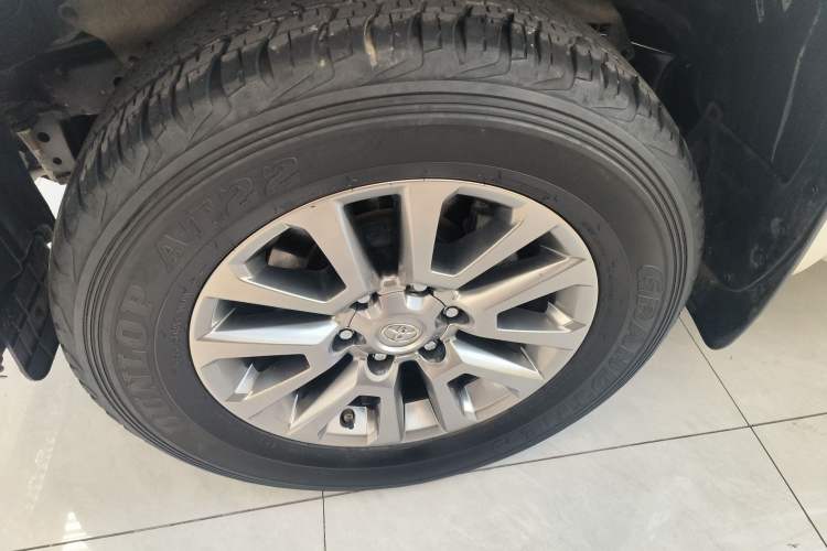 Used Toyota Prado 2018 3.5L Automatic TX-L with Rear-Mounted Spare Tire Left Front Wheel Hub