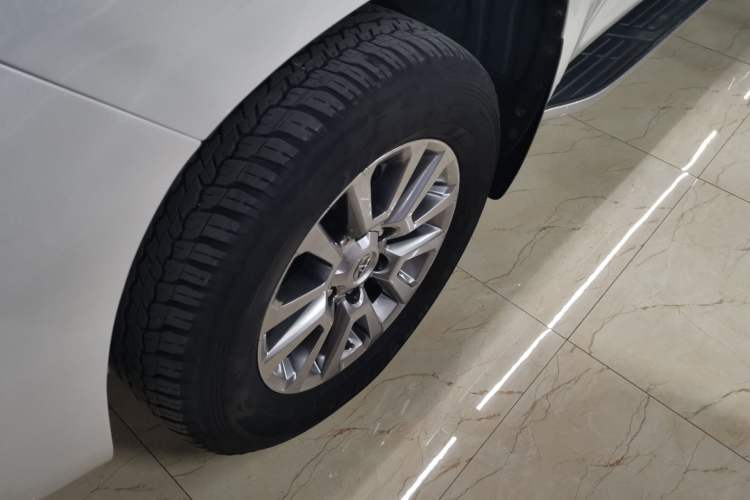 Used Toyota Prado 2018 3.5L Automatic TX-L with Rear-Mounted Spare Tire Left Front Wheel Hub