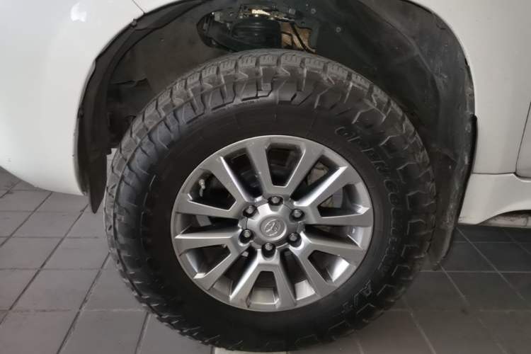 Used Toyota Prado 2018 3.5L Automatic VX NAVI with Rear-Mounted Spare Tire Left Front Wheel Hub