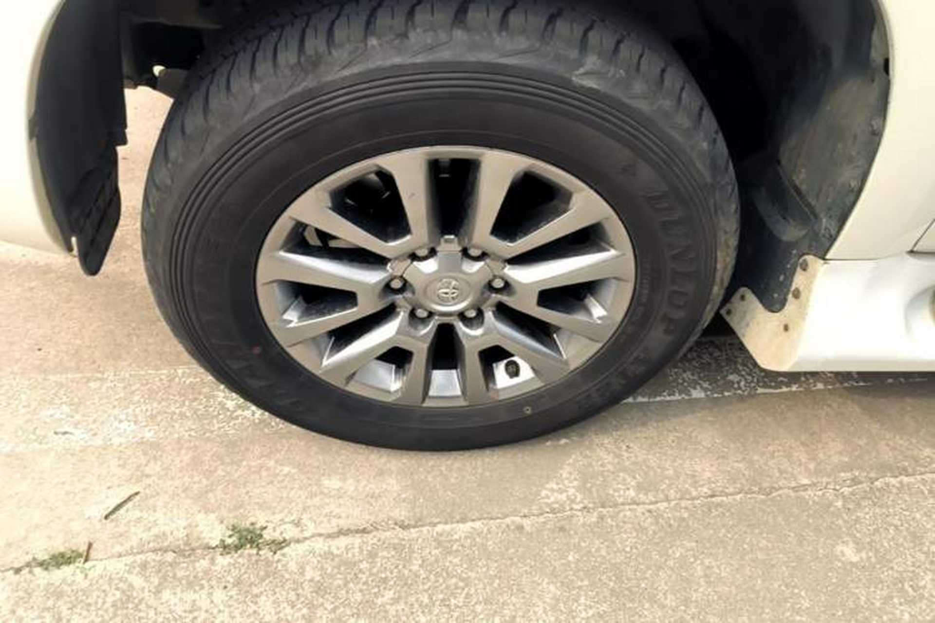 Used Toyota Prado 2018 4.0L U.S.-Spec Version 7 Seats Left Front Wheel Hub