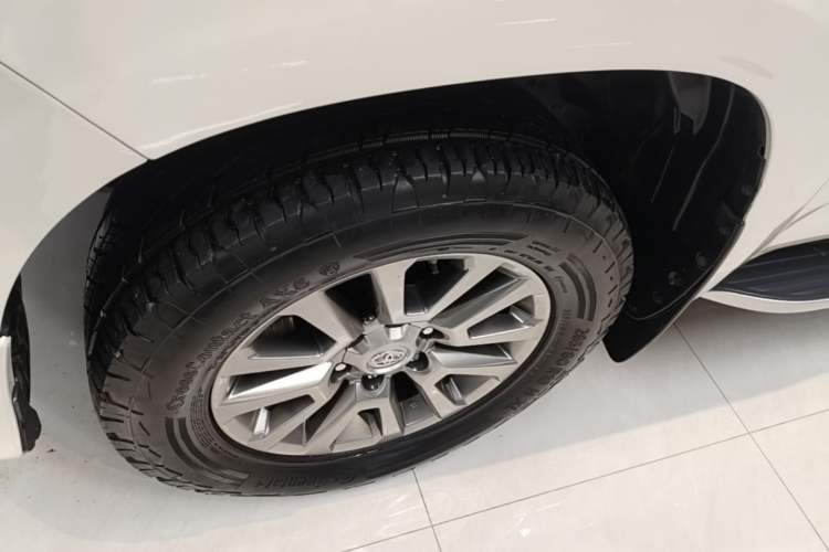 Used Toyota Prado 2018 3.5L Automatic TX-L Left Front Wheel Hub
