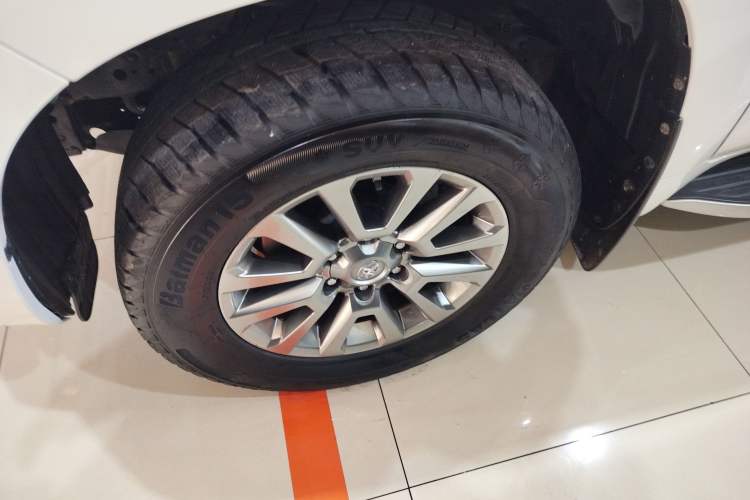 Used Toyota Prado 2018 3.5L Automatic TX-L with Rear-Mounted Spare Tire Left Front Wheel Hub
