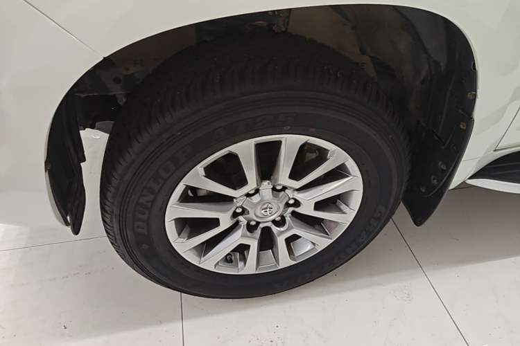 Used Toyota Prado 2018 3.5L Automatic TX-L with Rear-Mounted Spare Tire Left Front Wheel Hub