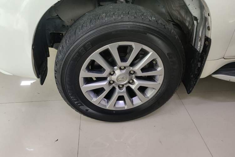 Used Toyota Prado 2018 3.5L Automatic TX-L with Rear-Mounted Spare Tire Left Front Wheel Hub