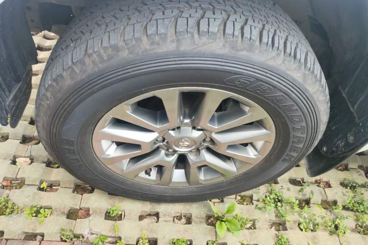 Used Toyota Prado 2018 3.5L Automatic TX-L with Rear-Mounted Spare Tire Left Front Wheel Hub