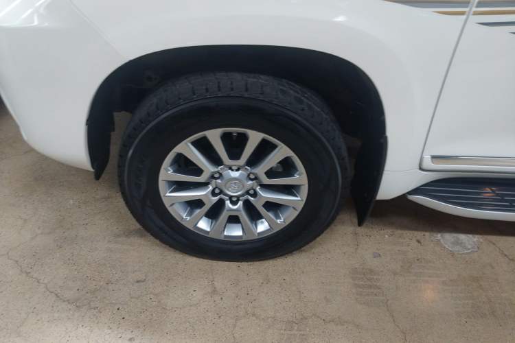 Used Toyota Prado 2018 3.5L Automatic TX-L with Rear-Mounted Spare Tire Left Front Wheel Hub