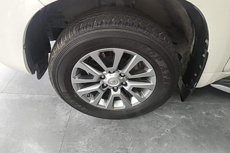 Used Toyota Prado 2018 3.5L Automatic TX-L with Rear-Mounted Spare Tire Left Front Wheel Hub