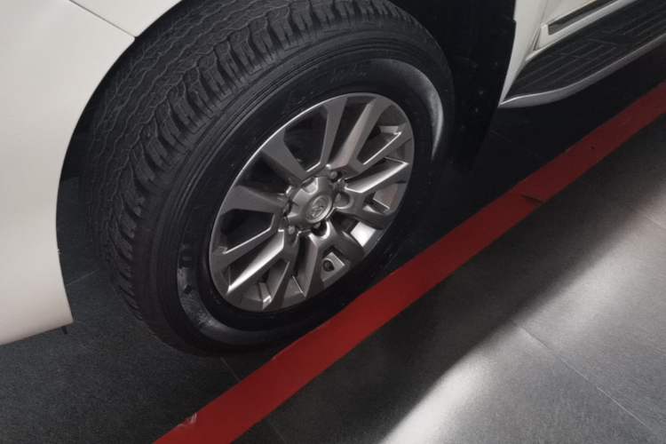 Used Toyota Prado 2018 3.5L Automatic TX-L with Rear-Mounted Spare Tire Left Front Wheel Hub