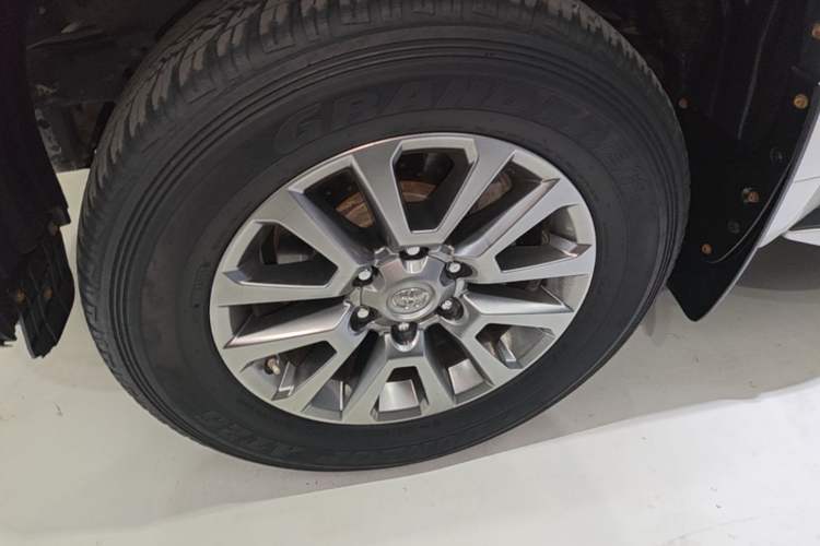 Used Toyota Prado 2018 3.5L Automatic TX-L Left Front Wheel Hub