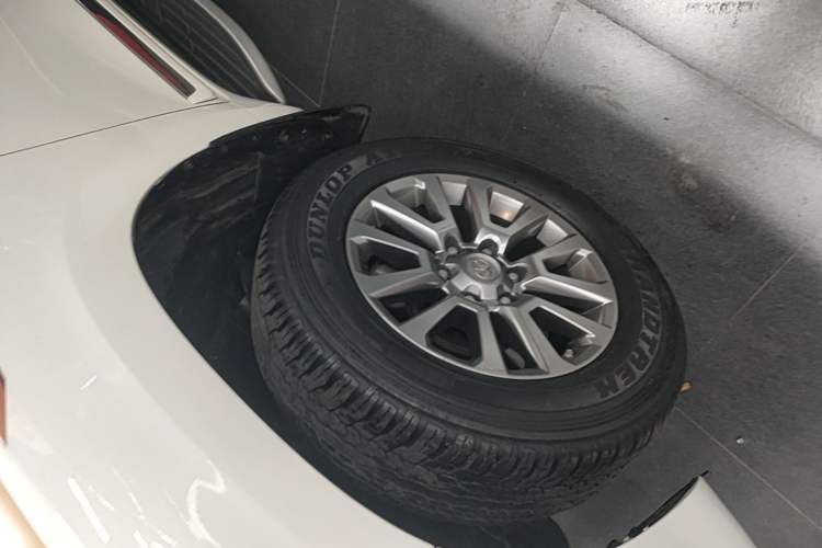 Used Toyota Prado 2018 3.5L Automatic TX-L with Rear-Mounted Spare Tire Left Front Wheel Hub