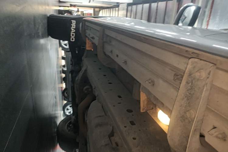 Used Toyota Prado 2018 3.5L Automatic TX-L with Rear-Mounted Spare Tire Left Side Sill