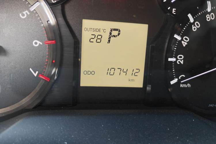 Used Toyota Prado 2018 2.7L TXL Nine-Cylinder External Fuel Tank Large Fuel Capacity – Middle East Odometer Close Up