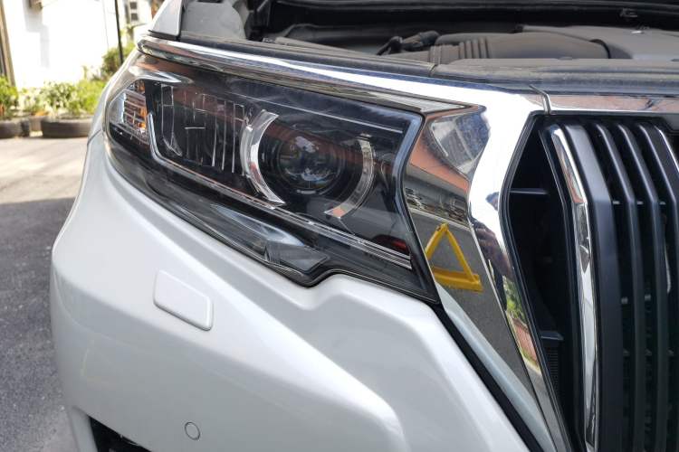 Used Toyota Prado 2018 3.5L Automatic TX-L with Rear-Mounted Spare Tire Right Front Headlight