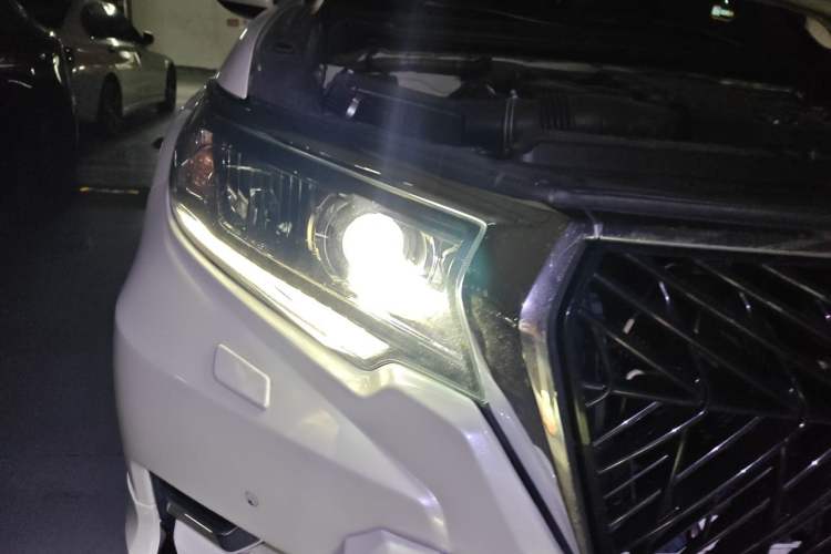 Used Toyota Prado  Right Front Headlight
