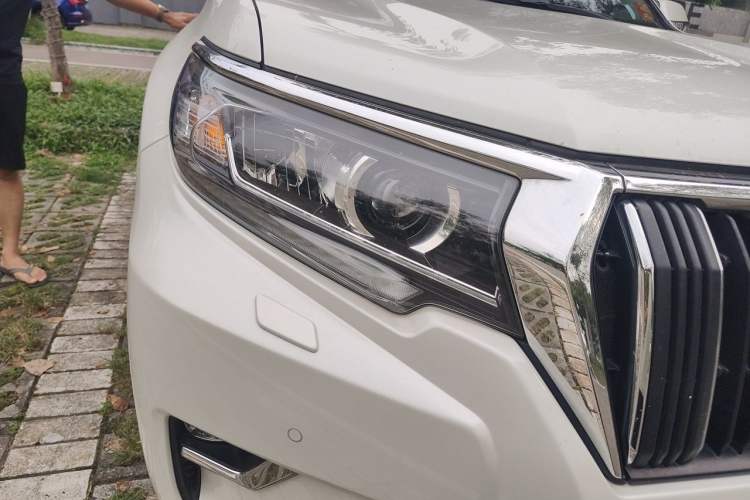 Used Toyota Prado 2018 3.5L Automatic TX-L with Rear-Mounted Spare Tire Right Front Headlight