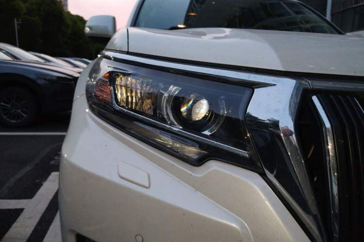 Used Toyota Prado 2018 3.5L Automatic TX-L with Rear-Mounted Spare Tire Right Front Headlight
