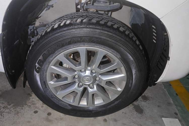 Used Toyota Prado 2018 3.5L Automatic TX-L with Rear-Mounted Spare Tire Right Front Wheel Hub