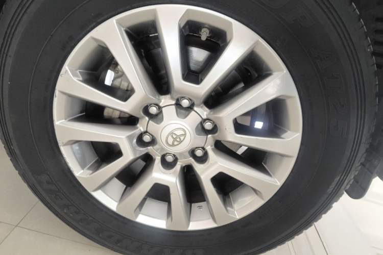 Used Toyota Prado 2018 3.5L Automatic TX-L with Rear-Mounted Spare Tire Right Front Wheel Hub