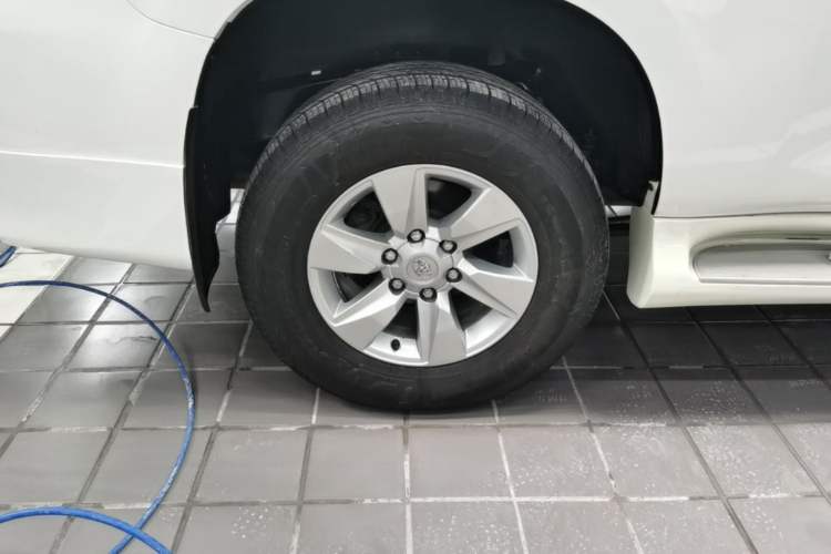 Used Toyota Prado  Right Front Wheel Hub
