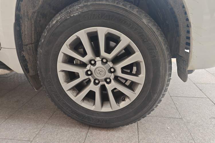 Used Toyota Prado 2018 3.5L Automatic TX-L with Rear-Mounted Spare Tire Right Front Wheel Hub