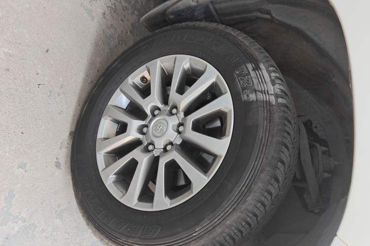 Used Toyota Prado 2018 3.5L Automatic TX-L with Rear-Mounted Spare Tire Right Front Wheel Hub
