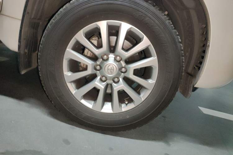 Used Toyota Prado 2018 3.5L Automatic TX-L with Rear-Mounted Spare Tire Right Front Wheel Hub