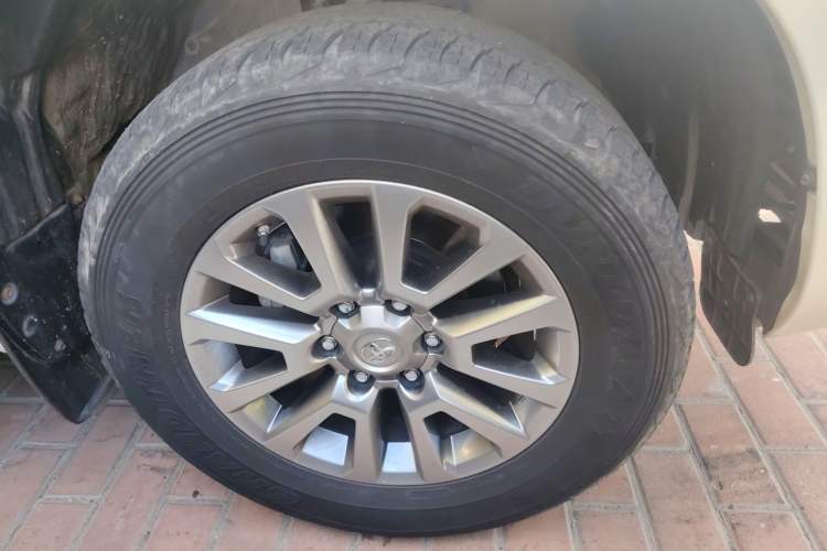 Used Toyota Prado 2018 3.5L Automatic VX NAVI with Rear-Mounted Spare Tire Right Front Wheel Hub