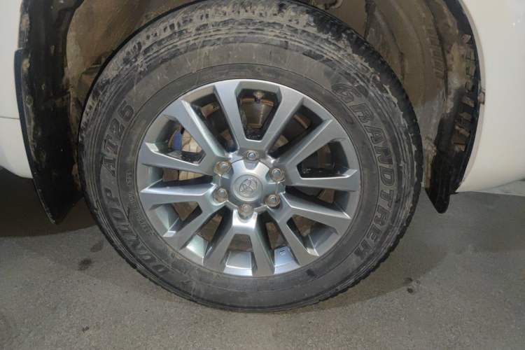 Used Toyota Prado 2018 3.5L Automatic TX-L with Rear-Mounted Spare Tire Right Front Wheel Hub