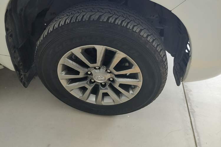 Used Toyota Prado 2018 3.5L Automatic TX-L with Rear-Mounted Spare Tire Right Front Wheel Hub