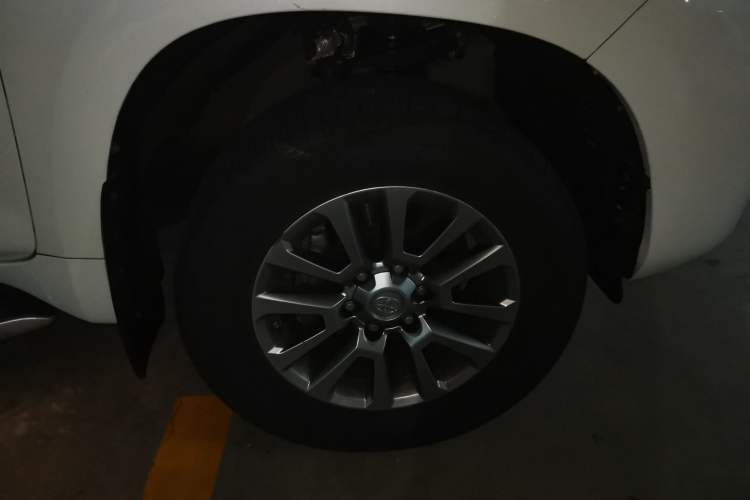 Used Toyota Prado 2018 3.5L Automatic TX-L with Rear-Mounted Spare Tire Right Front Wheel Hub